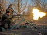 Украинские военные ведут стрельбу Украинские военные ведут стрельбу