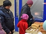 Выдача продовольствия жителям Донецкой области Выдача продовольствия жителям Донецкой области