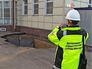 Представитель департамента строительства Москвы на месте провала грунта Представитель департамента строительства Москвы на месте провала грунта