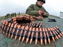 Военнослужащий Российской армии заряжает патроны в пулемётную ленту Военнослужащий Российской армии заряжает патроны в пулемётную ленту