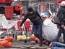 Торговцы вывозят уцелевшие вещи после пожара в ТЦ "Адмирал" в Казани Торговцы вывозят уцелевшие вещи после пожара в ТЦ "Адмирал" в Казани