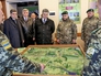 Пётр Порошенко и военнослужащие украинской армии Пётр Порошенко и военнослужащие украинской армии