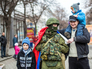 Жители Симферополя фотографируются с военным Жители Симферополя фотографируются с военным