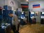 Посетитель на открытии выставки "Крым: история возвращения" в Москве Посетитель на открытии выставки "Крым: история возвращения" в Москве