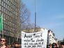 Плакат митингующего со стихотворением: "Бедный мужчина встретился с богатым и сказал: не был бы я бедным, не был бы ты богатым" Плакат митингующего со стихотворением: "Бедный мужчина встретился с богатым и сказал: не был бы я бедным, не был бы ты богатым"
