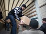 Разгрузка одного из грузовых автомобилей российского конвоя с гуманитарной помощью, прибывшего в Донецк Разгрузка одного из грузовых автомобилей российского конвоя с гуманитарной помощью, прибывшего в Донецк