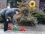 Мужчина возлагает цветы у посольства Германии Мужчина возлагает цветы у посольства Германии