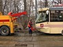 Разбитый трамвай берут на буксир Разбитый трамвай берут на буксир