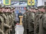 Пётр Порошенко и военнослужащие украинской армии Пётр Порошенко и военнослужащие украинской армии