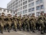 Военнослужащие украинской армии маршируют Военнослужащие украинской армии маршируют