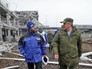 Глава миссии ОБСЕ Александр Хуг и представитель России в совместной группе по прекращению огня на востоке Украины генерал-лейтенант Александр Ленцов в аэропорту города Донецка Глава миссии ОБСЕ Александр Хуг и представитель России в совместной группе по прекращению огня на востоке Украины генерал-лейтенант Александр Ленцов в аэропорту города Донецка