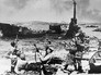 Солдаты на набережной Севастополя празднуют освобождение города Солдаты на набережной Севастополя празднуют освобождение города