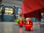 Свечи на станции метро "Парк культуры" в память о жертвах теракта Свечи на станции метро "Парк культуры" в память о жертвах теракта