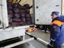 Сотрудник МЧС России демонстрирует содержимое груза 23-го российского конвоя с гуманитарной помощью Сотрудник МЧС России демонстрирует содержимое груза 23-го российского конвоя с гуманитарной помощью