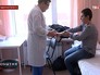 Медики осматривают моряка спасённого с траулера Медики осматривают моряка спасённого с траулера