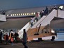Граждане России и других стран выходят из самолета, эвакуировавшего их из Йемена Граждане России и других стран выходят из самолета, эвакуировавшего их из Йемена
