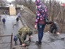Ополченцы помогают жителям Луганской области спуститься с разрушенного моста Ополченцы помогают жителям Луганской области спуститься с разрушенного моста