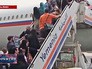 Граждане России и других стран около самолета в Йемене Граждане России и других стран около самолета в Йемене