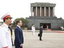 Председатель правительства РФ Дмитрий Медведев во время церемонии возложения венка к Мавзолею Хо Ши Мина в Ханое Председатель правительства РФ Дмитрий Медведев во время церемонии возложения венка к Мавзолею Хо Ши Мина в Ханое