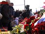 Люди несут цветы к месту убийства политика Бориса Немцова Люди несут цветы к месту убийства политика Бориса Немцова