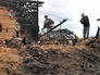 Жители Донецка у дома, разрушенного в результате обстрела украинскими силовиками в Донецке Жители Донецка у дома, разрушенного в результате обстрела украинскими силовиками в Донецке