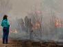 Женщина наблюдает за пожаром на окраине города Абакана Женщина наблюдает за пожаром на окраине города Абакана