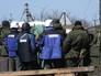 Представители ОБСЕ осматривают поселок в Донецкой области Представители ОБСЕ осматривают поселок в Донецкой области