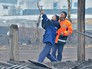 Рабочие меняют линии электропередач после природных пожаров Рабочие меняют линии электропередач после природных пожаров