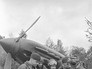 Советские летчики обсуждают тактику боя перед вылетом Советские летчики обсуждают тактику боя перед вылетом