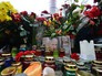 Цветы и свечи на месте гибели журналиста Олеся Бузины Цветы и свечи на месте гибели журналиста Олеся Бузины
