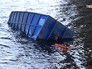 Грузовик упал в воду Грузовик упал в воду
