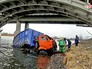 Грузовик упал в воду Грузовик упал в воду