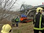 Спасатели МЧС достают из реки упавший грузовик Спасатели МЧС достают из реки упавший грузовик