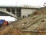 Спасатели МЧС достают из реки упавший грузовик Спасатели МЧС достают из реки упавший грузовик
