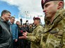 Президент Украины Пётр Порошенко и военнослужащие армии США Президент Украины Пётр Порошенко и военнослужащие армии США