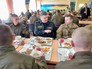 Президент Украины Пётр Порошенко и военнослужащие армии США в столовой Президент Украины Пётр Порошенко и военнослужащие армии США в столовой
