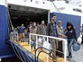 Мигранты сходят с парома Мигранты сходят с парома