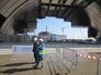 Рабочие под строящимся новым "саркофагом" на Чернобыльской АЭС Рабочие под строящимся новым "саркофагом" на Чернобыльской АЭС