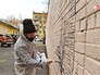Уличный художник рисует граффити Уличный художник рисует граффити