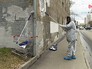 Уличные художники рисуют граффити Уличные художники рисуют граффити