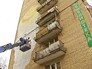 Уличные художники рисуют граффити Уличные художники рисуют граффити