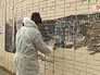 Уличные художники рисуют граффити Уличные художники рисуют граффити