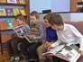 Школьники в детской библиотеке Школьники в детской библиотеке