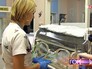 Новорожденный в кювезе Новорожденный в кювезе