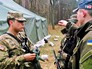 Инструктор армии США консультирует украинских военных Инструктор армии США консультирует украинских военных