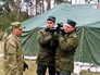 Инструктор армии США консультирует украинских военных Инструктор армии США консультирует украинских военных