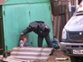 Полицейский осматривает пострадавшую при взрыве в Орле Полицейский осматривает пострадавшую при взрыве в Орле