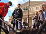 Высаживание яблонь в сквере у Большого театра Высаживание яблонь в сквере у Большого театра