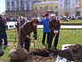 Высаживание яблонь в сквере у Большого театра Высаживание яблонь в сквере у Большого театра