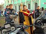 Священнослужитель благословляет мотоколонну клуба "Ночные волки" Священнослужитель благословляет мотоколонну клуба "Ночные волки"